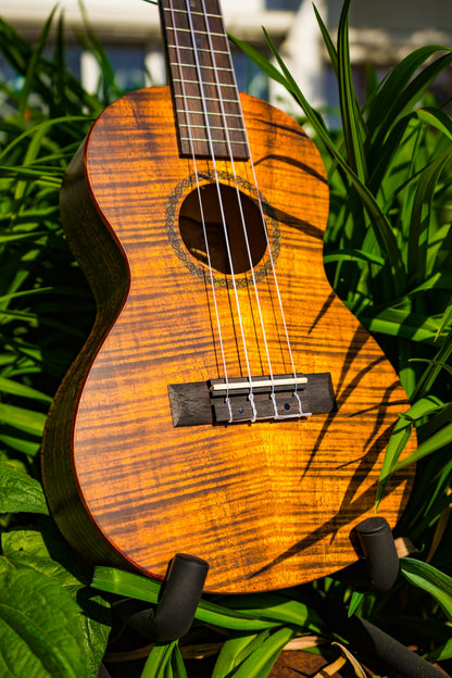 MA2KA Mahalo Artist Elite Series concert ukulele flame