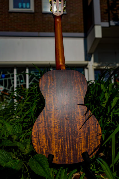 MA4KA Mahalo Artist Elite Series baritone ukulele