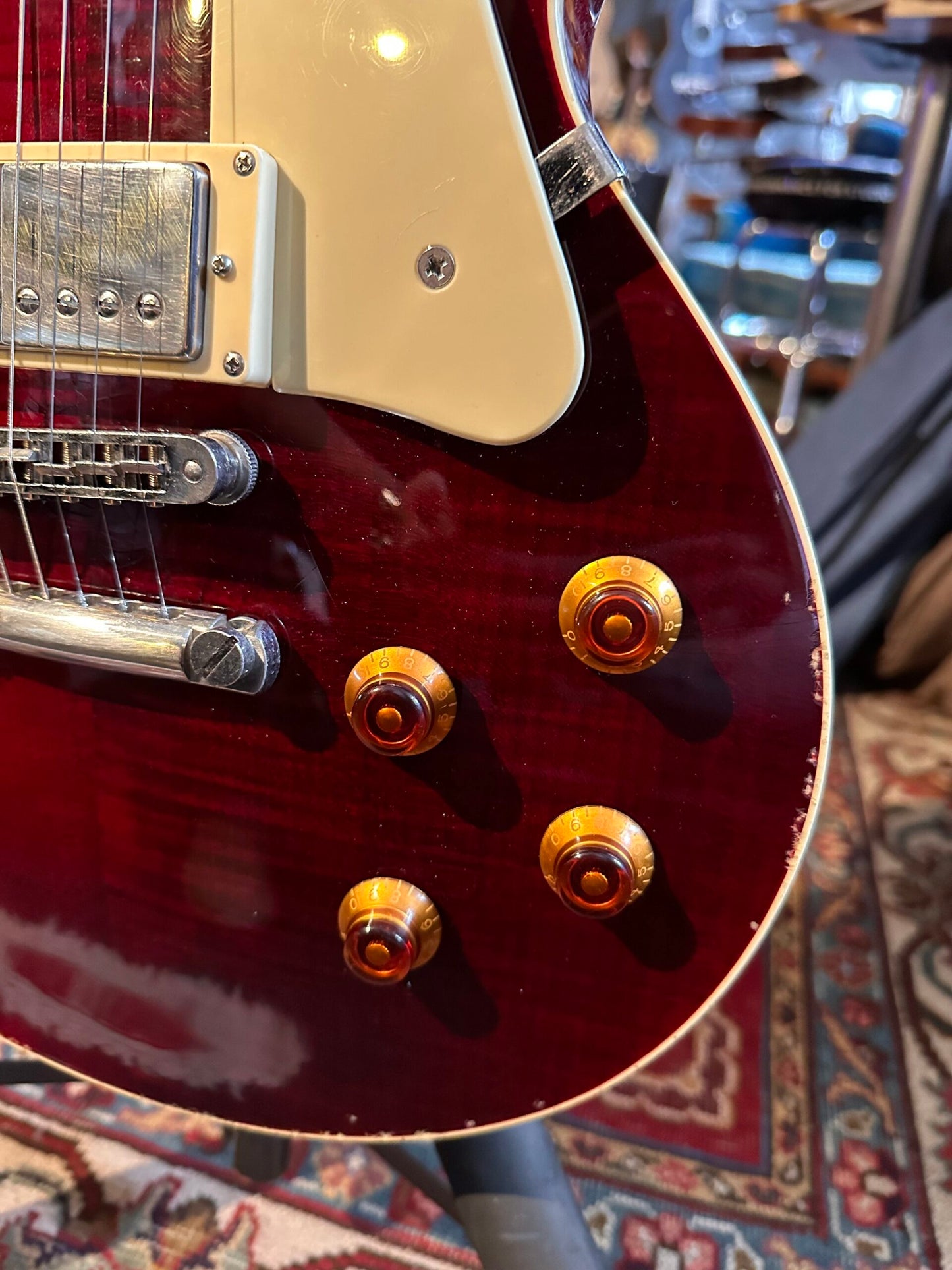 MAYBACH LESTER 59 AGED WILD CHERRY 60'S neck