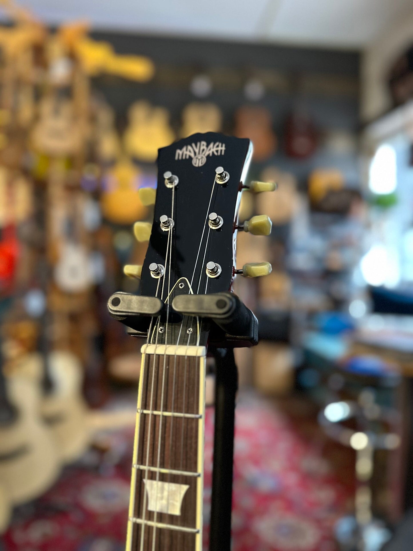 MAYBACH LESTER 59 AGED WILD CHERRY 60'S neck