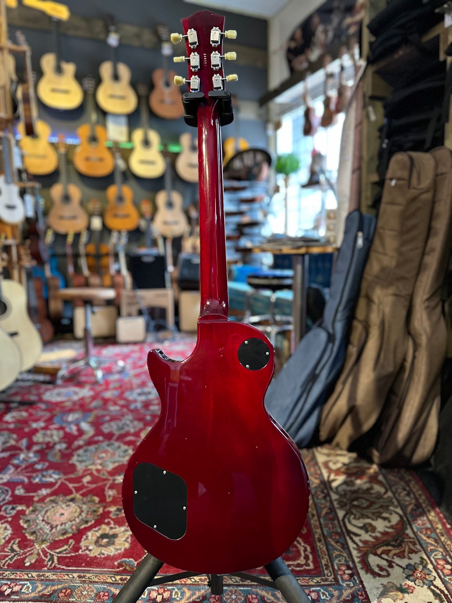 MAYBACH LESTER 59 AGED WILD CHERRY 60'S neck