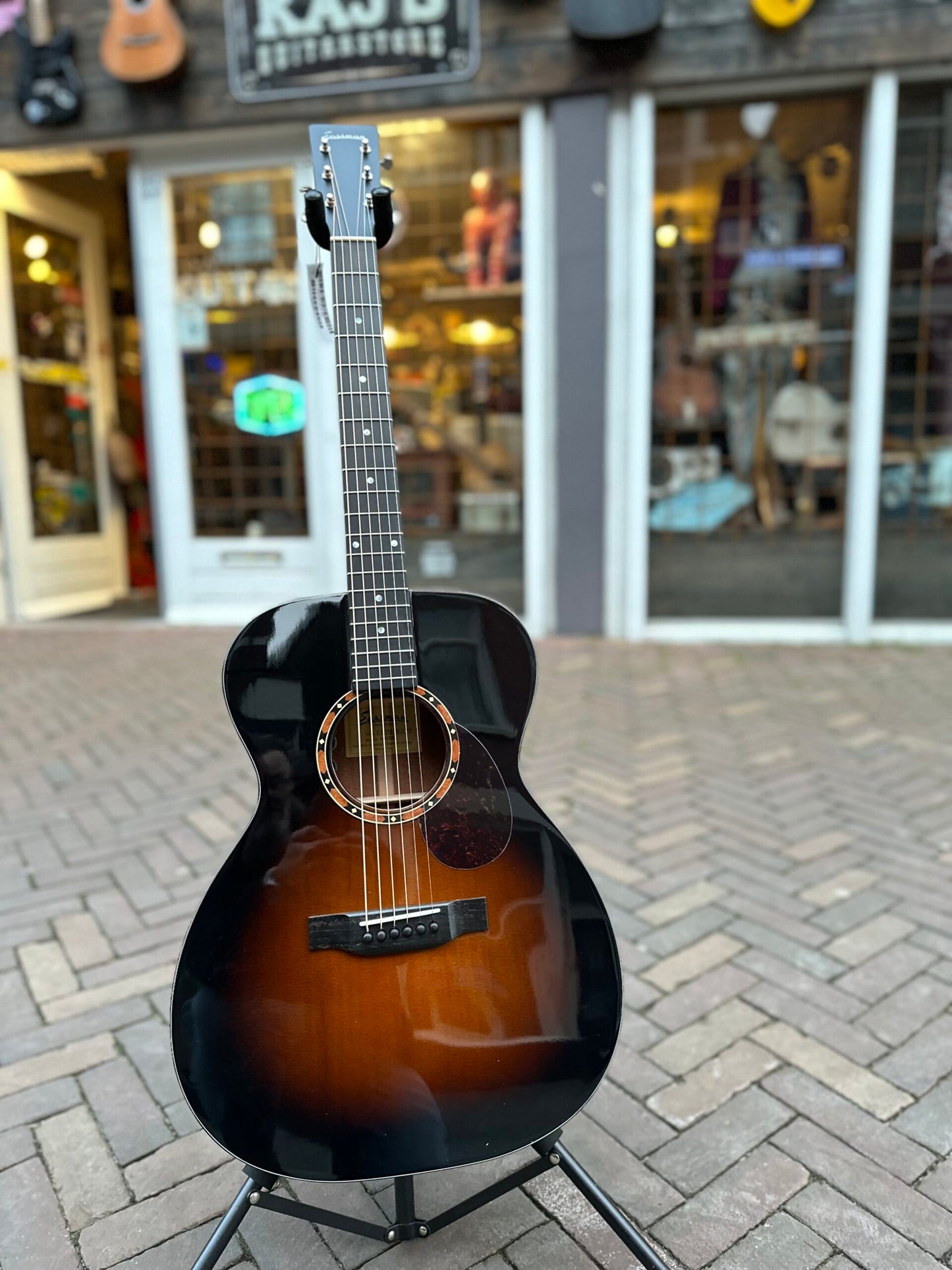 EASTMAN E2OM DLX SB SUNBURST