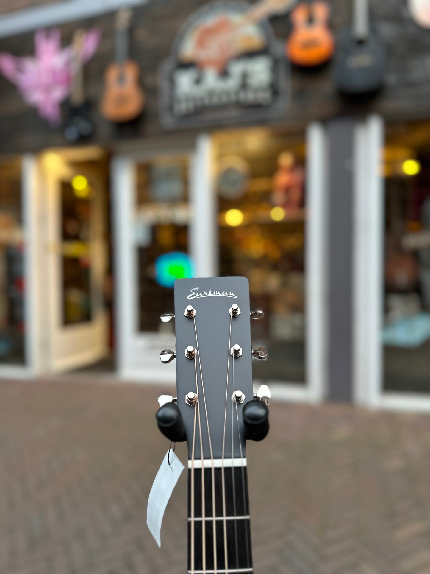 EASTMAN E2OM DLX SB SUNBURST